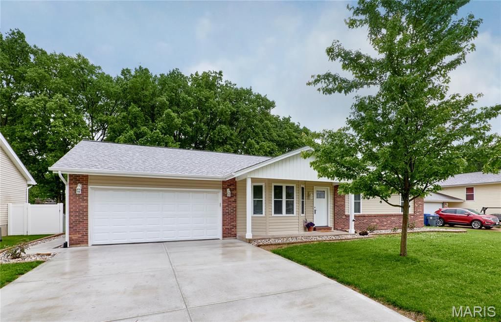 806 S Yosemite Court, St Peters, MO 63376