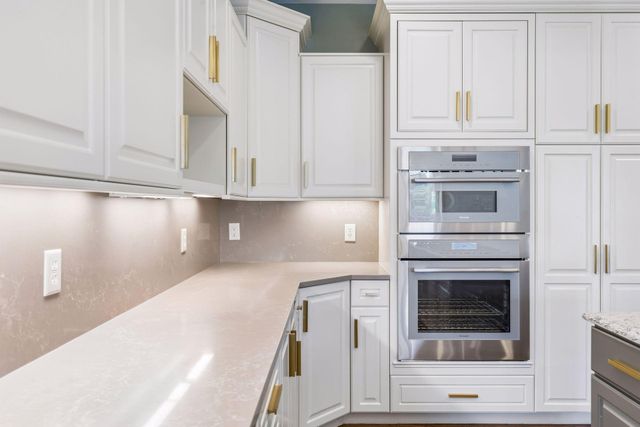 17902 Bearpath Trail, Eden Prairie, MN 55347