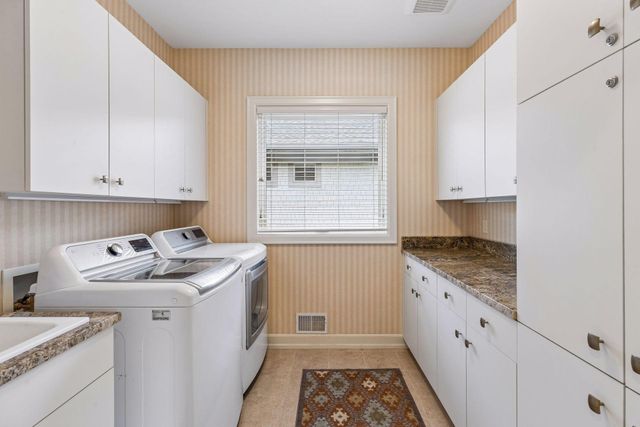 17902 Bearpath Trail, Eden Prairie, MN 55347