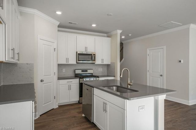 1694 hallview Court, Kernersville, NC 27284