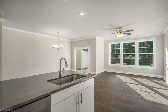 1694 hallview Court, Kernersville, NC 27284