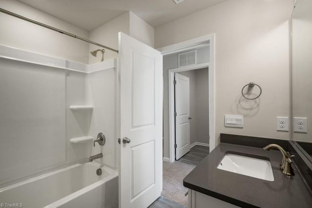 1694 hallview Court, Kernersville, NC 27284