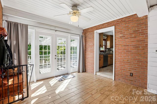 121 Wells Street, Hendersonville, NC 28739