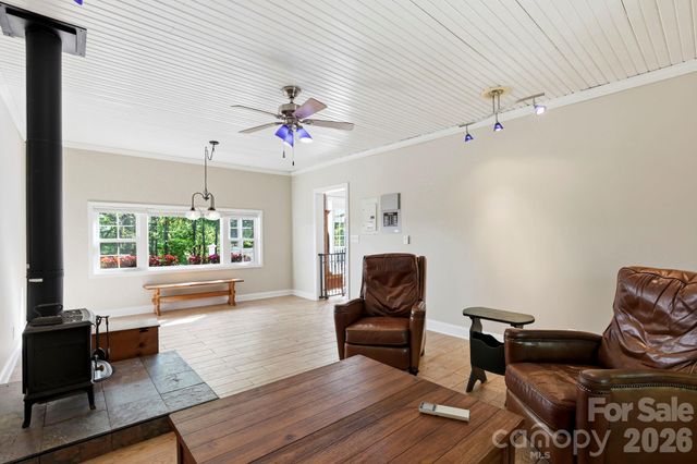 121 Wells Street, Hendersonville, NC 28739