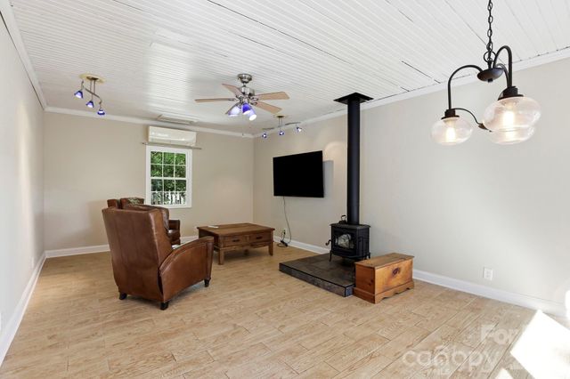 121 Wells Street, Hendersonville, NC 28739