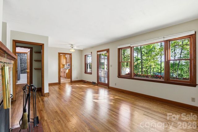 121 Wells Street, Hendersonville, NC 28739