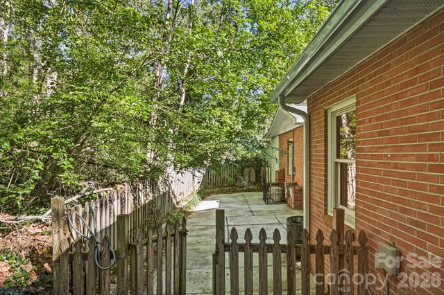 121 Wells Street, Hendersonville, NC 28739