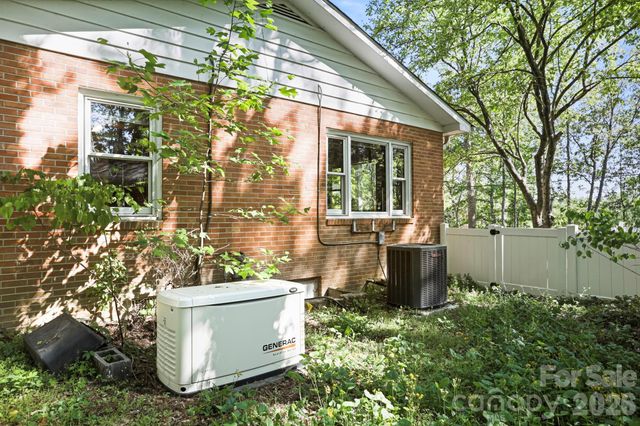 121 Wells Street, Hendersonville, NC 28739
