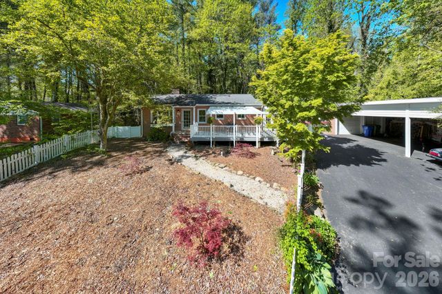 121 Wells Street, Hendersonville, NC 28739