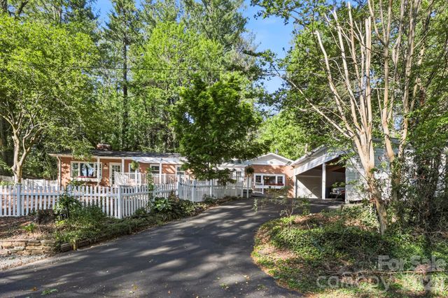 121 Wells Street, Hendersonville, NC 28739