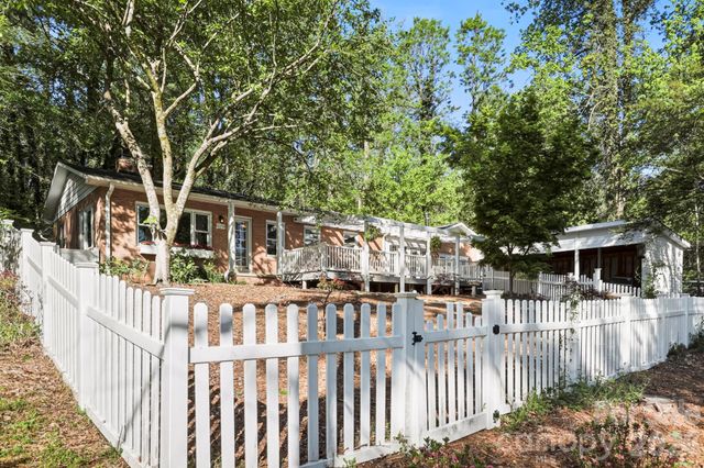 121 Wells Street, Hendersonville, NC 28739