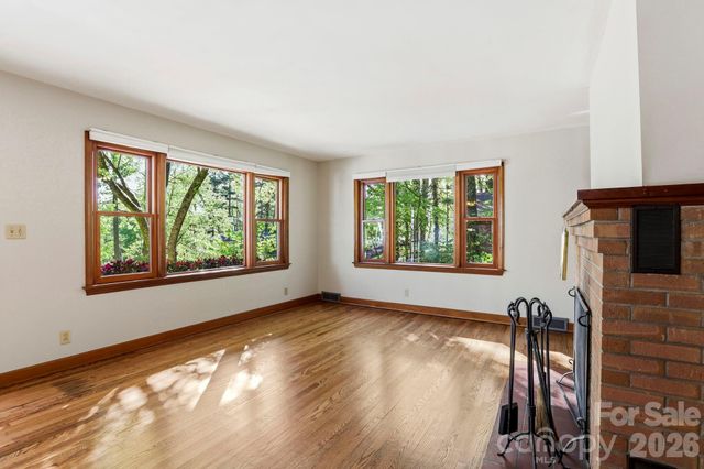 121 Wells Street, Hendersonville, NC 28739