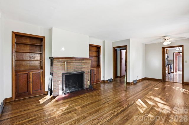 121 Wells Street, Hendersonville, NC 28739