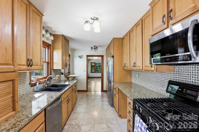 121 Wells Street, Hendersonville, NC 28739