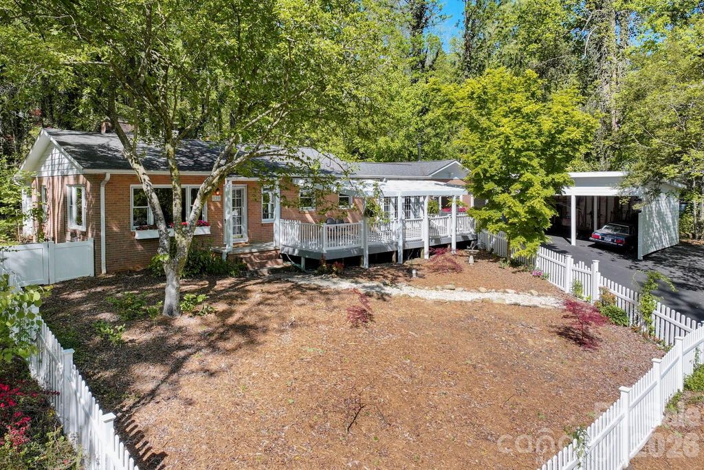 121 Wells Street, Hendersonville, NC 28739