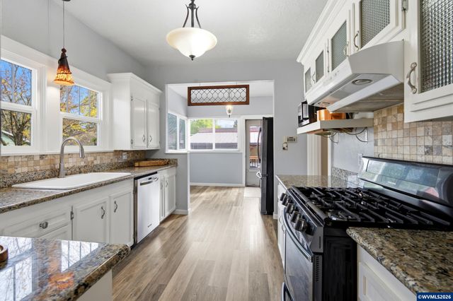 990 5th St NE, Salem, OR 97301