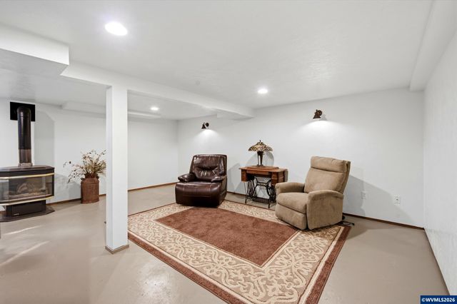 990 5th St NE, Salem, OR 97301