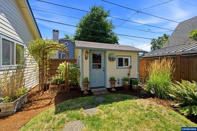 990 5th St NE, Salem, OR 97301