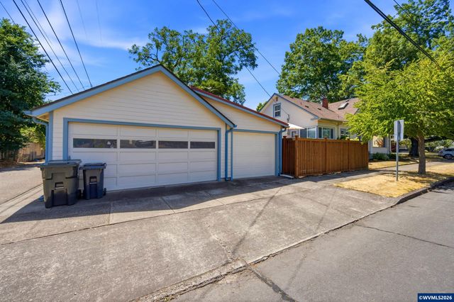 990 5th St NE, Salem, OR 97301