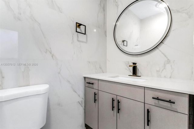 8350 Dundee Ter, Miami Lakes, FL 33016