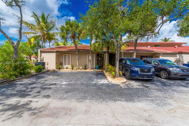 8350 Dundee Ter, Miami Lakes, FL 33016