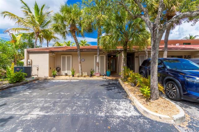 8350 Dundee Ter, Miami Lakes, FL 33016