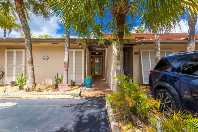 8350 Dundee Ter, Miami Lakes, FL 33016