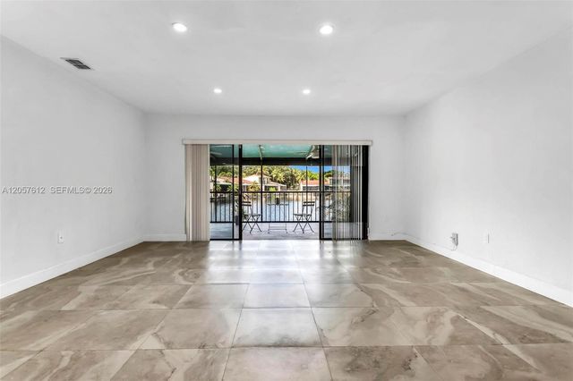 8350 Dundee Ter, Miami Lakes, FL 33016