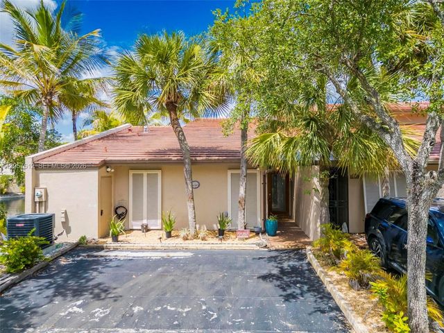 8350 Dundee Ter, Miami Lakes, FL 33016