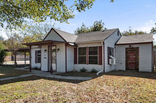 701 Poindexter Avenue, Cleburne, TX 76033