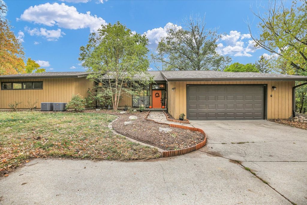 1010 Parkview Drive, Mahomet, IL 61853