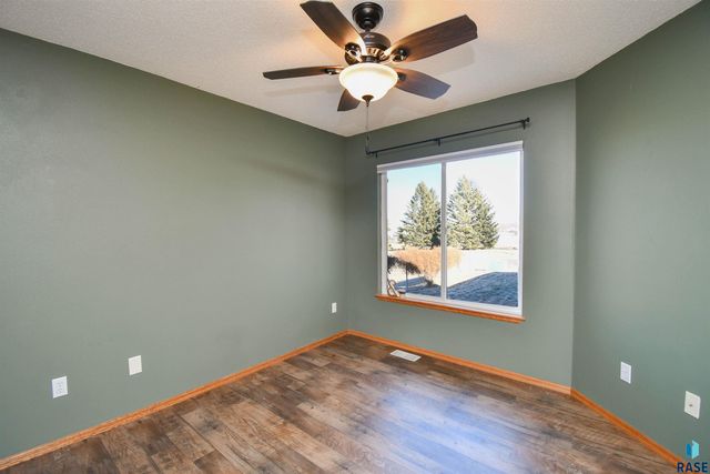 905 Charlotte Ave Avenue, Sioux Falls, SD 57103