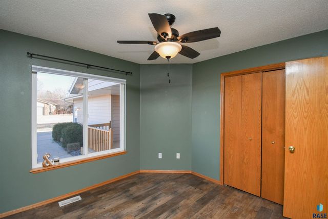 905 Charlotte Ave Avenue, Sioux Falls, SD 57103