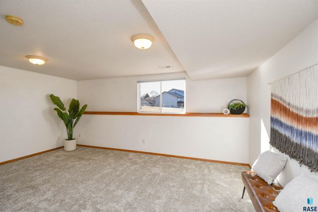 905 Charlotte Ave Avenue, Sioux Falls, SD 57103