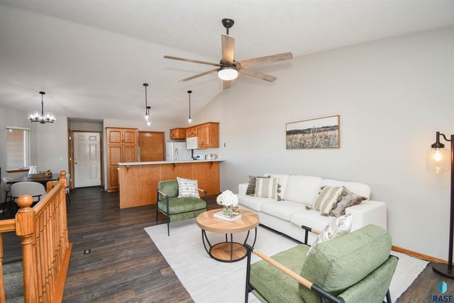 905 Charlotte Ave Avenue, Sioux Falls, SD 57103