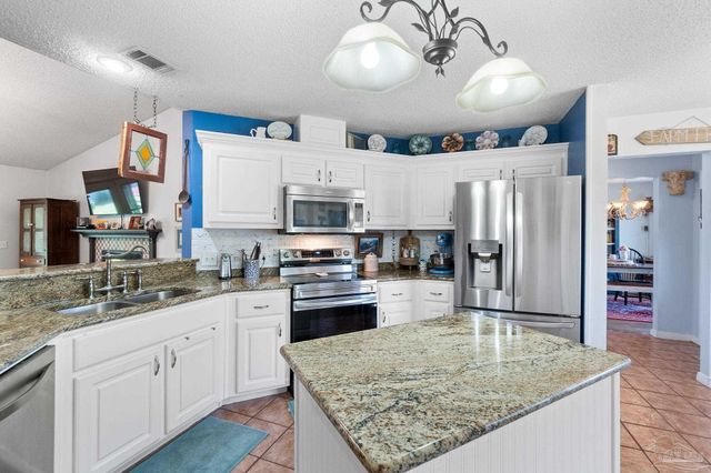 6735 Hallendale Dr, Pensacola, FL 32526