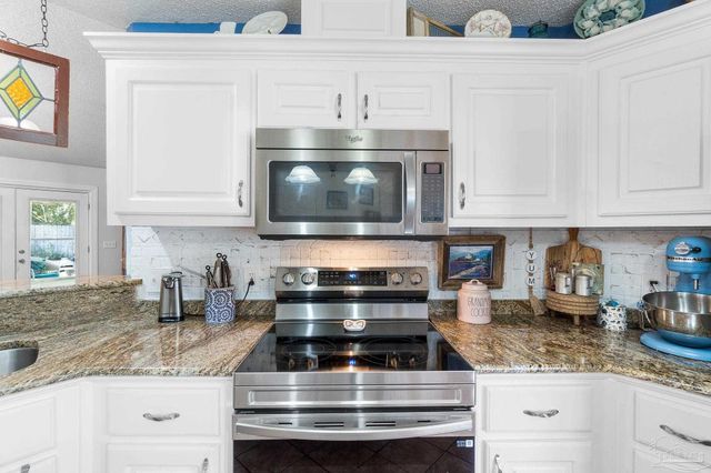 6735 Hallendale Dr, Pensacola, FL 32526