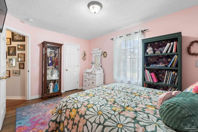 6735 Hallendale Dr, Pensacola, FL 32526