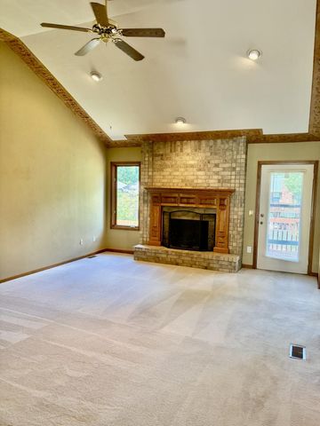 1099 E Nottingham Lane, Springfield, MO 65810