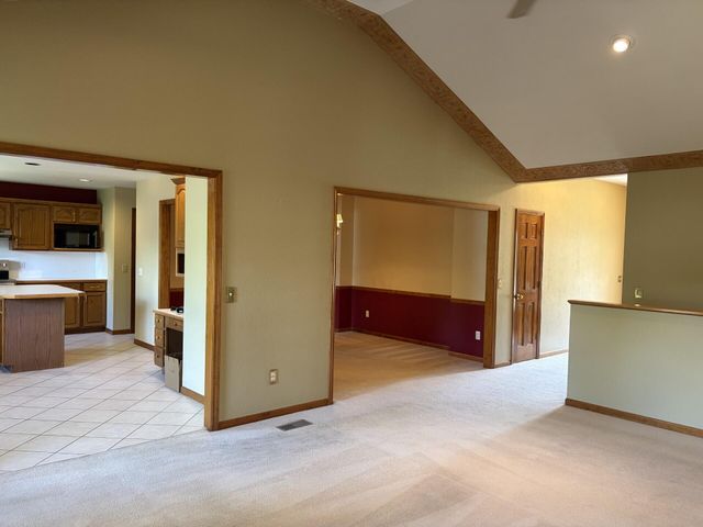 1099 E Nottingham Lane, Springfield, MO 65810