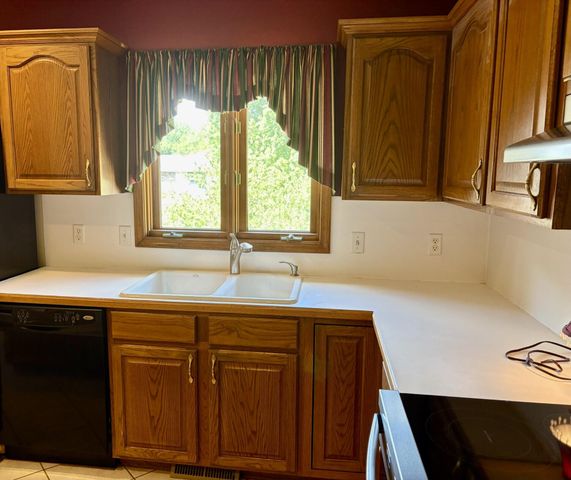 1099 E Nottingham Lane, Springfield, MO 65810