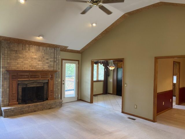 1099 E Nottingham Lane, Springfield, MO 65810
