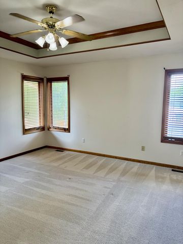 1099 E Nottingham Lane, Springfield, MO 65810