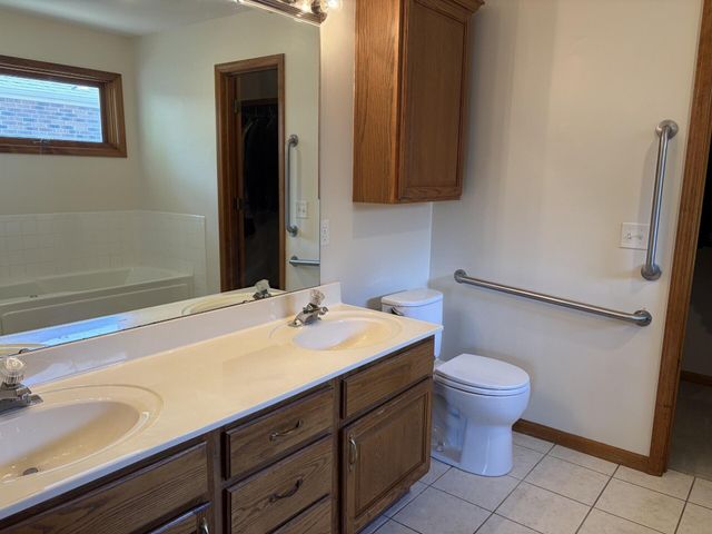 1099 E Nottingham Lane, Springfield, MO 65810