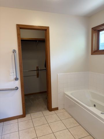 1099 E Nottingham Lane, Springfield, MO 65810