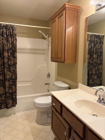 1099 E Nottingham Lane, Springfield, MO 65810