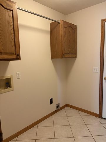 1099 E Nottingham Lane, Springfield, MO 65810