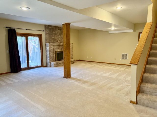 1099 E Nottingham Lane, Springfield, MO 65810