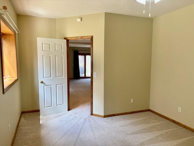 1099 E Nottingham Lane, Springfield, MO 65810