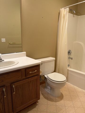 1099 E Nottingham Lane, Springfield, MO 65810